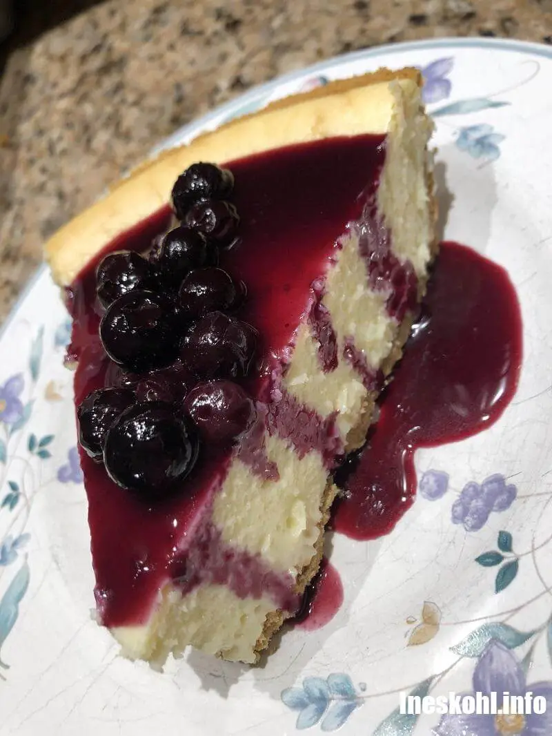 luvbakingcooking: blueberry cake... fresh berry deco